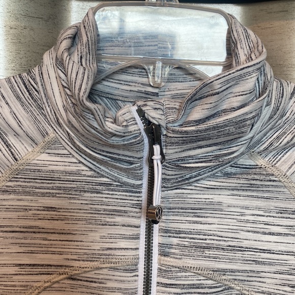 Lululemon jacket size 6 - Picture 2 of 10